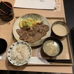 Yurakucho Umaya no Gakuya - 牛たん麦とろろ定食　¥1,880