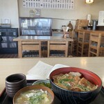 Miwa - かつ丼と豚汁をいただいた。分厚いとんかつは揚げたて、卵の閉じ具合、どんぶりの一体感、全てにおいて丁寧に作られていて感動する。店内も広いし！清潔です。通いそう…