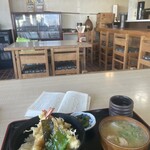 Miwa - 天丼と豚汁。3日連続で通ってしまった…揚げたて海老天、ドンダレも濃すぎず落ち着くわ〜。おれのパラダイス認定！