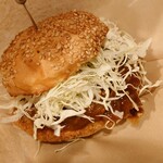 Hane Uma - デミメンチカツバーガー1,430円✨シャキシャキのキャベツと大きなメンチカツが入っています♪