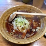 めん喰い屋 - ◯醤油ラーメン
            10年ほど前に食べた時は『うわ〜、辛❕』と
            言ってしまうほど醤油辛かったけれど
            現在はそこまで醤油辛くはなく、多少濃いめな味わい