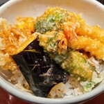 天冨良 津久根島 - ①天丼
            トッピングは海老(ブラックタイガー？)【2尾】、大葉巻き烏賊、茄子、榎茸【根元は海苔巻き】、ブロッコリー、玉蜀黍の掻き揚げ
            天つゆは少し甘めで程々の濃さ、アルミ鍋を用い太白胡麻油で揚げています