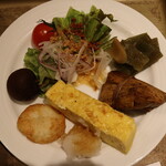 Toyako Manseikaku Hotel Lakeside Terrace - サラダ、ライチ、出汁巻玉子、かまぼこ、フキの煮物、中華ちまき(2023年12月)