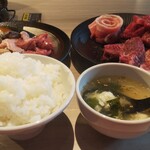 焼肉せいざえもん - せいざえもん定食とミックスホルモン(1408円＋1089円)