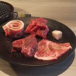 焼肉せいざえもん - せいざえもん定食の肉(ごはんとスープ付き1408円)