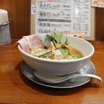 暁 製麺 - 魚介だしらぁ麵横から