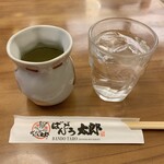 Bando Taro Midori No Ten - 温かいお茶とお冷