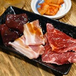 Shin-Imamiya Downtown - 令和5年12月
                      営業時間(17:00〜24:00)
                      ちょい呑みセット 税込980円
                      豚2枚、ハラミ2枚、レバー2枚、ミニキムチ、ビール小