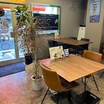 Bistro Tresor - オープンしたての店内はカウンターとテーブル席の店内、私は１人でしたのでカウンターでランチをいただきました。
                       