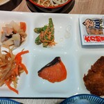 レスティーニ - のっぺ(新潟の郷土料理)・きんぴらごぼう・焼鮭・いんげん豆のごま和え・たれかツ・納豆・納豆用のネギ