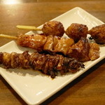 Sumibi Yakitori Kushinosuke - 2013.12 つなぎ（150円）、レバー（100円）、つくね（150円）