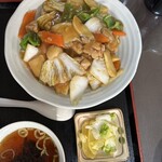 Chitoseya - 具沢山の中華丼　スープ　おしんこ付き旨そうじゃの‼️