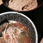 麺屋一燈 - 濃厚魚介つけ麺
      
      夢の連食！宮庵から一燈へ。いや〜美味い！そして満腹です〜