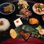 串乃屋・花ござ - 花ござ弁当 これにあつあつの具雑煮付き