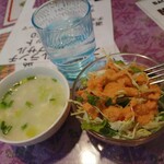 SHIVA - ランチカレーセットB[チキンほうれん草中辛・インドマサラティーのアイス870円(税込)]で注文。
      ※ランチセットはサラダとスープとドリンク付きです。