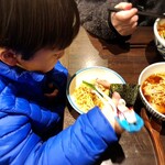 櫻井中華そば店 - お子様中華そばをガツガツ食べる我が子