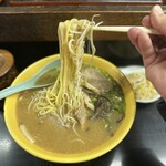 Ichifuji - 麺は中太細麺。もやしと麺がスープに上手く絡んでくれます。