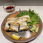 池田商店 - 愛知･一色町産「ウナギ白焼」  
      蒸さずに生のまま炭火焼きしている｡ふわふわプリプリ､
      鰻の旨味が口の中でジュワーっと広がる。酒が進む進む