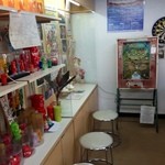 Catechin Do - 店内は丸型ポスト展示とイートインスペース