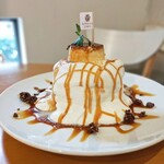 KOTOYA CAFE - 料理写真:プリンパンケーキ　税込1500円

 
ふわふわパンケーキ3枚に流れるとろっとろ生クリーム。プリンまで♡