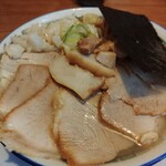 ケンちゃんラーメン - 肉祭り　野菜もしっかりネギで補給。写真上部にチラッと見えるソレ