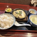 つゆ下 梅の花 - 【2024.1.17(水)】牛たん卵とじ定食（並盛）750円