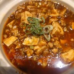 麺や 菜 - 麻婆豆腐。
            ピリ辛だけど、そこまでではない。
            ココイチで例えると2辛くらい。
            辛いかな？と感じるけど
            5辛とか10辛には及ばない。