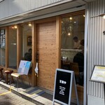 231664636 - 環七通り、野方ホープ軒さんの向かい側に、
                      雑貨屋さんのようなオシャレなお店を発見♪
                      らーめんご恩さんは、
                      食べログ評価3.8！(๑⊙д⊙๑)
                      この扉を開けるしかないっしょ♪