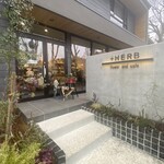 +HERB flower and cafe - アプローチ