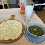 INDIAN CURRY HOUSE Sakai Ten - チーズナン、ほうれん草チキンカレー、ラッシー♪