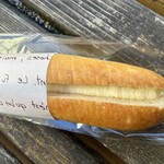 Little Breads To Go - ミルク　200円　冷蔵ケースからでクリームがポロポロっとしてます。公園のベンチを背景にw