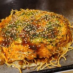 広島お好み焼 スマイル - 肉玉そば(税込880円)
            ・蒸し細麺
            ・オタフクソース(フルーティーな甘口)
            ・焼き方:強く押さえる
            ・焼き上がりの形:平たい焼き上がり
            ・鉄板またはお皿で食べるのがスタンダード