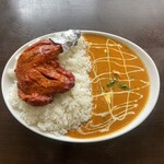 DLIGHT - ランチで注文したタンドリーライスセット、カレーはチキンカレーを選択。タンドリーチキンはジューシーで味もちょうど良い味付けでカレーとも相性抜群です！チキンカレーは中辛にしたのですがピリ辛でおいしい！