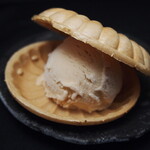 Kinako Ice Monaka with Syrup 380 yen (tax included 418 yen)