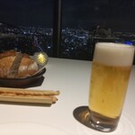 Restaurant & Bar Level 36 - パン　生ビール