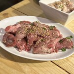 ホルモン・焼肉酒場 一本屋 - 