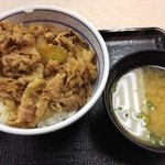 吉野家 - 牛丼（並　2013年12月現在　280円）とみそ汁（50円）