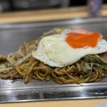 233137694 - 「ミックス焼きそば」モッチモチ麺とパンチのある甘辛ソースが、お腹いっぱいでも入っちゃうから不思議(≧◡≦)