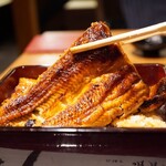 Unagi Meigetsugawa Toyosu Ten - 箸で持ち上げるのがやっとなほどにフワフワ。