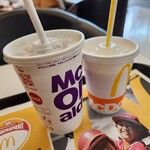 McDonald's Hanakawa Bigguhausu Ten - アイスコーヒーとマックシェイクです。