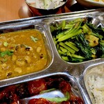 インド・ネパール料理 ライノ - 豆カレーと青菜炒め