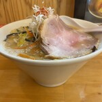 中華酒場 富味屋 - 深めの丼にモリモリ入ってます