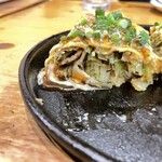 ほっこり - とん平焼きの断面　キャベツと豚肉たくさん！