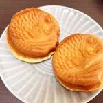 永留菓子店 - 料理写真:たい焼き(黒あん＆白あん)