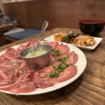 焼肉酒場 すみびや - 牛フェイス盛り合わせ（牛タン・ツラミ　各1人前）