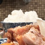 一膳飯屋 りぃぼん - ごばんがピカピカです　で、お茶碗が持てないくらい熱々です　とっでも美味しい　おかずはちょっと変わった唐揚げ　ごはんが進みます