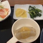 Soba Dokoro En - サラダ、漬物、刺身蒟蒻