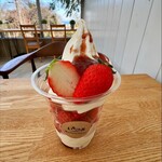 MARUHA RESORT Ichigo no Oka - いちごたっぷりソフト　880円税込み