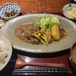 六味酒肴 QU - 煮こみハンバーグ