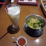 インド料理 チュリヤカナック - ラッシーは、店舗で作っているそうで、「濃厚で」美味しい。